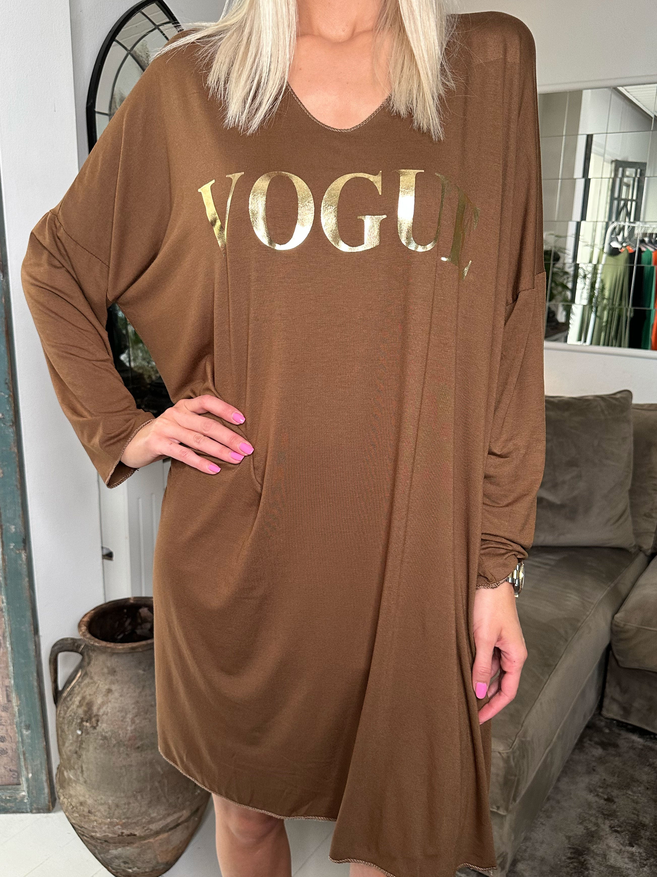 Vogue Long Sleeve - Langærmet kjole i viskose med guld skrift